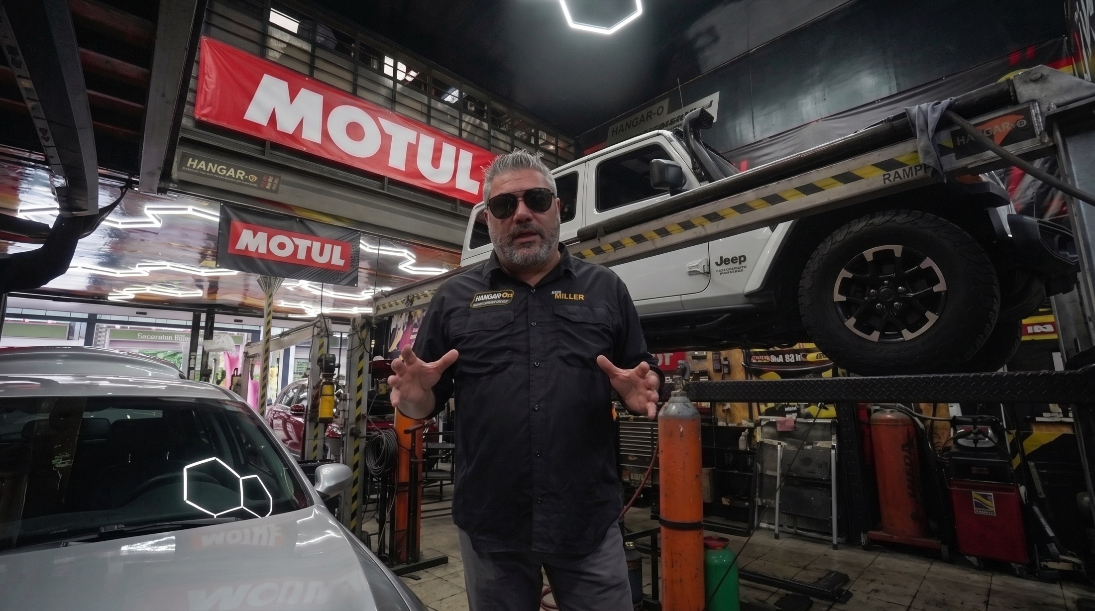 Fernando Miller en el taller Hangar1 con presencia de Motul